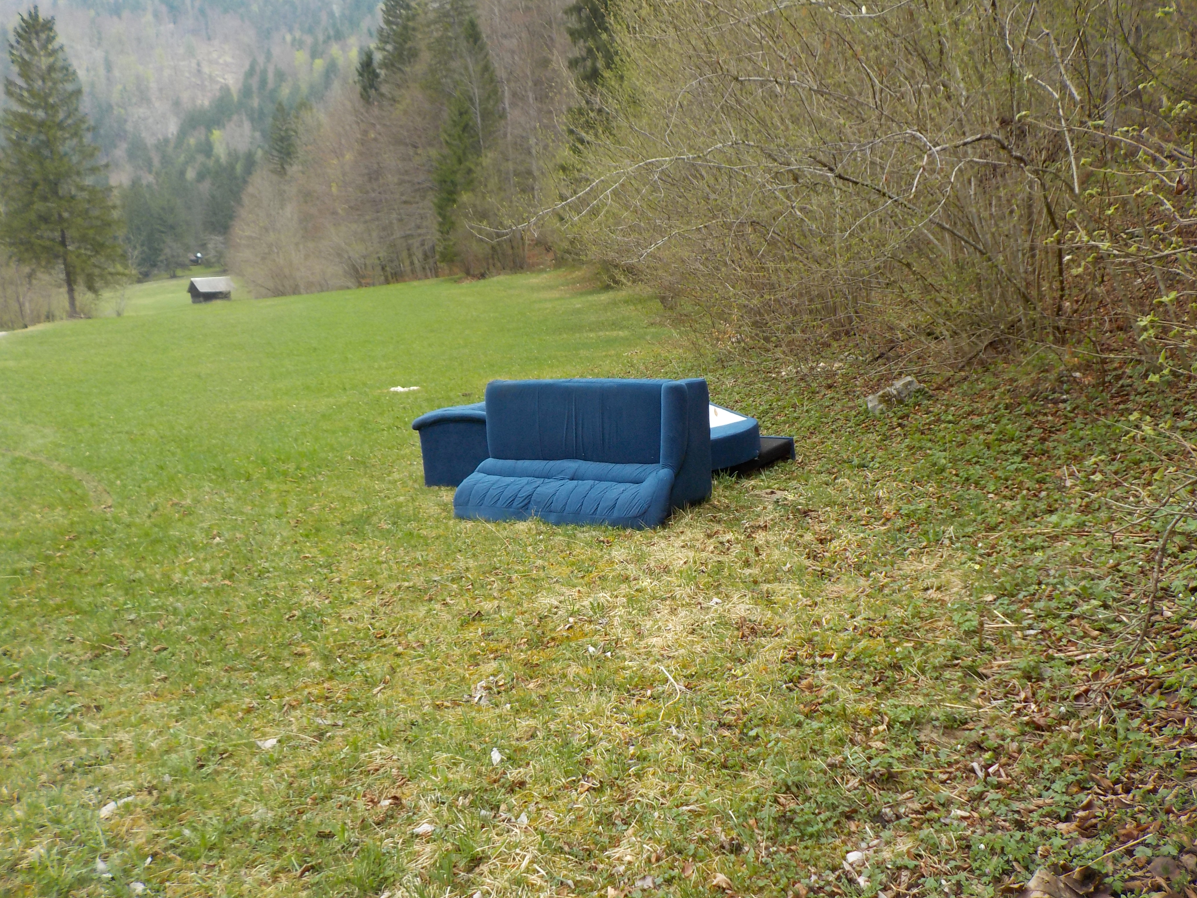 NEPRAVILNO IN NEODGOVORNO ODLAGANJE ODPADKOV 2.JPG
